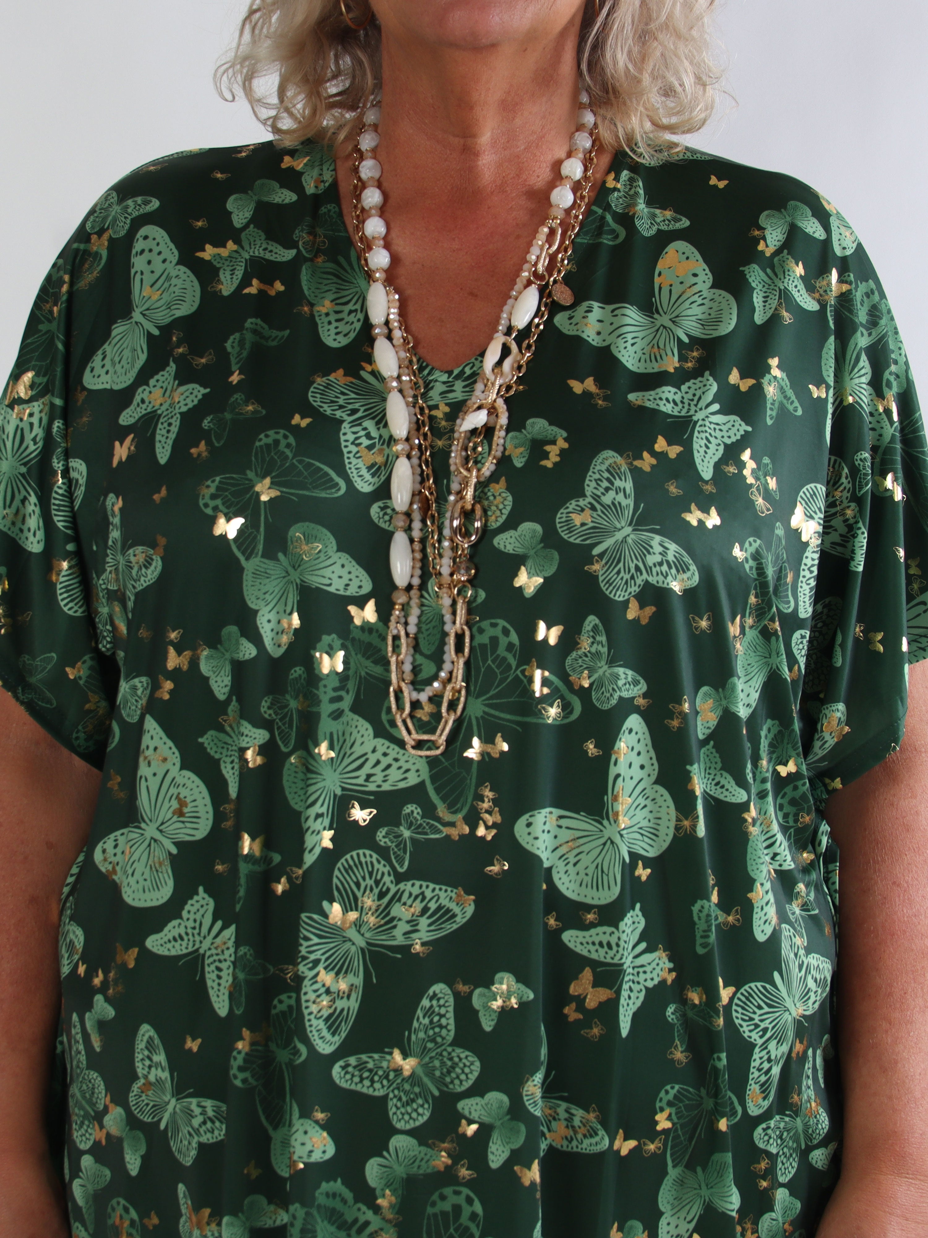 Reem Butterfly - Elastisk plus size kjole med sommerfugleprint og v-udskæring